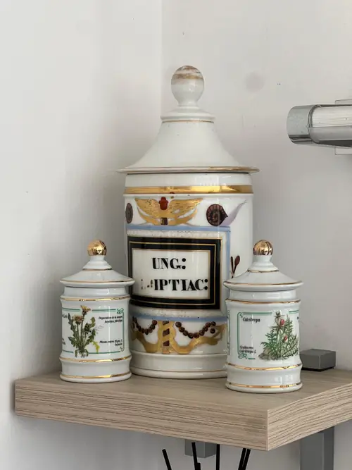 Pots d'apotecari antics en un prestatge de la farmàcia