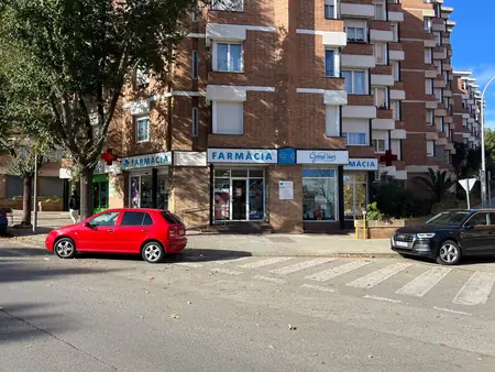 La farmàcia vista des de l'altra banda del carrer