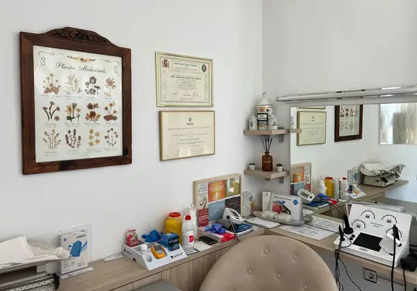 Espai d'atenció amb tensiòmetre i butaca
