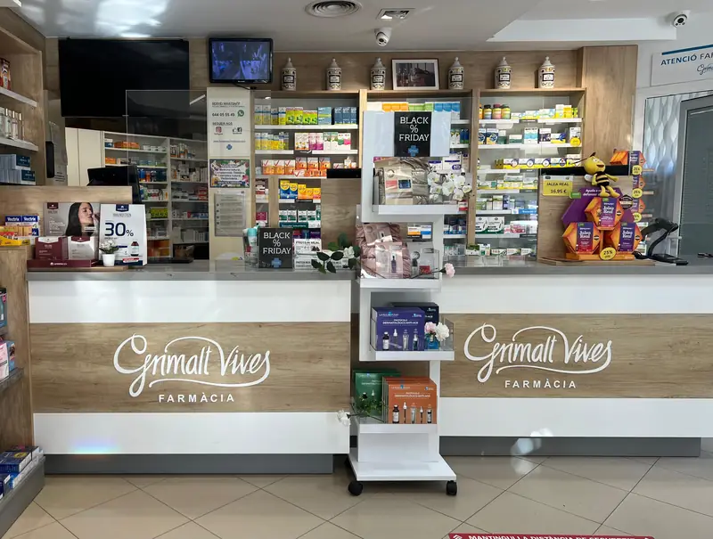 Taulell d'atenció amb el logotip de Grimalt Vives